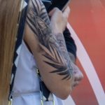 Фото девушки с тату рукавами – лев с голубыми глазами и крылья – 09.05.2020 - Уличная татуировка (Street tattoo) – tatufoto.com 6