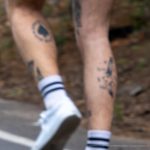 Фото знака пика на левой ноге парня – 09.05.2020 - Уличная татуировка (Street tattoo) – tatufoto.com 2