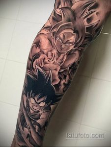 Фото тату персонажа Гоку из аниме Dragon Ball на руке. Детализированный черно-серый рисунок татуировки, передающий динамику и мощь героя.