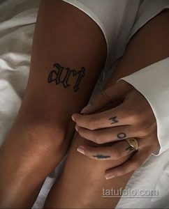 Фото тату: маленькая татуировка с надписью 'art' на внутренней стороне бедра. Простой шрифт, черные чернила.
