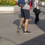Фото олдскул тату на нижней части ноги парня с маяком и розой ветров – 05052020 – tatufoto.com 2