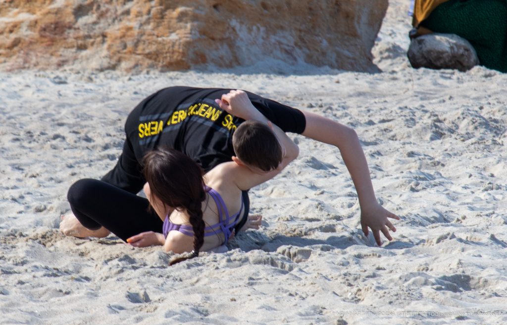 Фото парня и девушки которые борются в песке на пляже – 09.05.2020 - Уличная татуировка (Street tattoo) – tatufoto.com 3