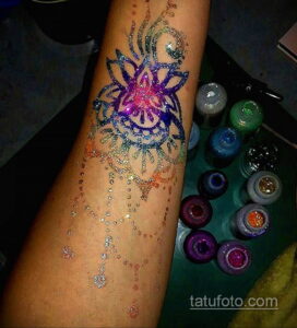 Фото пример глиттер (блеск) татуировки 31.05.2020 №4011 - tattoo- tatufoto.com