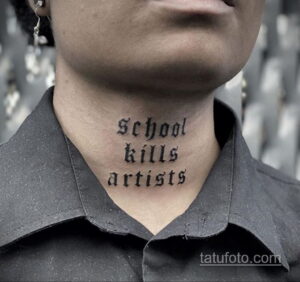 Черно-белая татуировка на шее с надписью 'school kills artists', выполненная готическим шрифтом.