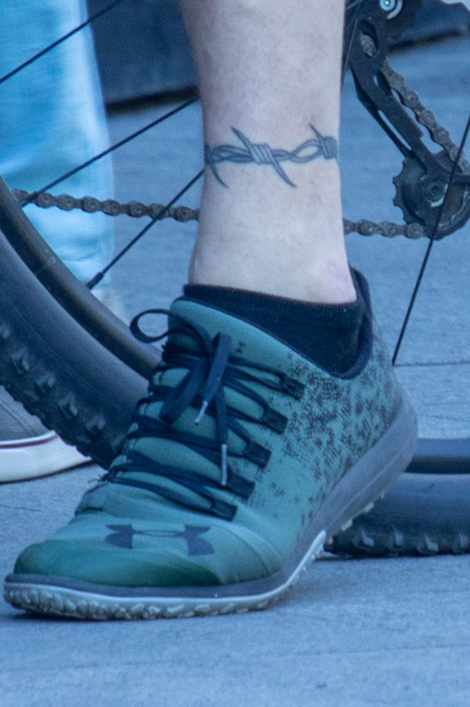 Фото с тату в виде колючей проволоки в нижней части ноги парня - Уличная татуировка (Street tattoo) 05052020 – tatufoto.com 2