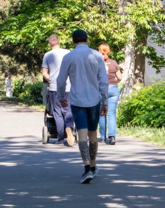 Фото татуировки на ноге, выполненной в японском стиле с изображением дракона, обвивающегося вокруг волн. Детализированный и динамичный рисунок.