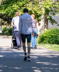 Фото татуировки на ноге, выполненной в японском стиле с изображением дракона, обвивающегося вокруг волн. Детализированный и динамичный рисунок.