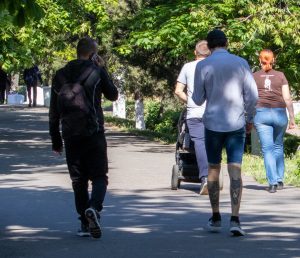 Фото татуировки на ноге, выполненной в японском стиле с изображением дракона, обвивающегося вокруг волн. Детализированный и динамичный рисунок.
