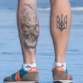 Фото тату на ногах парня с черепом и трезубцем – гербом Украины - Уличная татуировка (Street tattoo) 05052020 – tatufoto.com 2