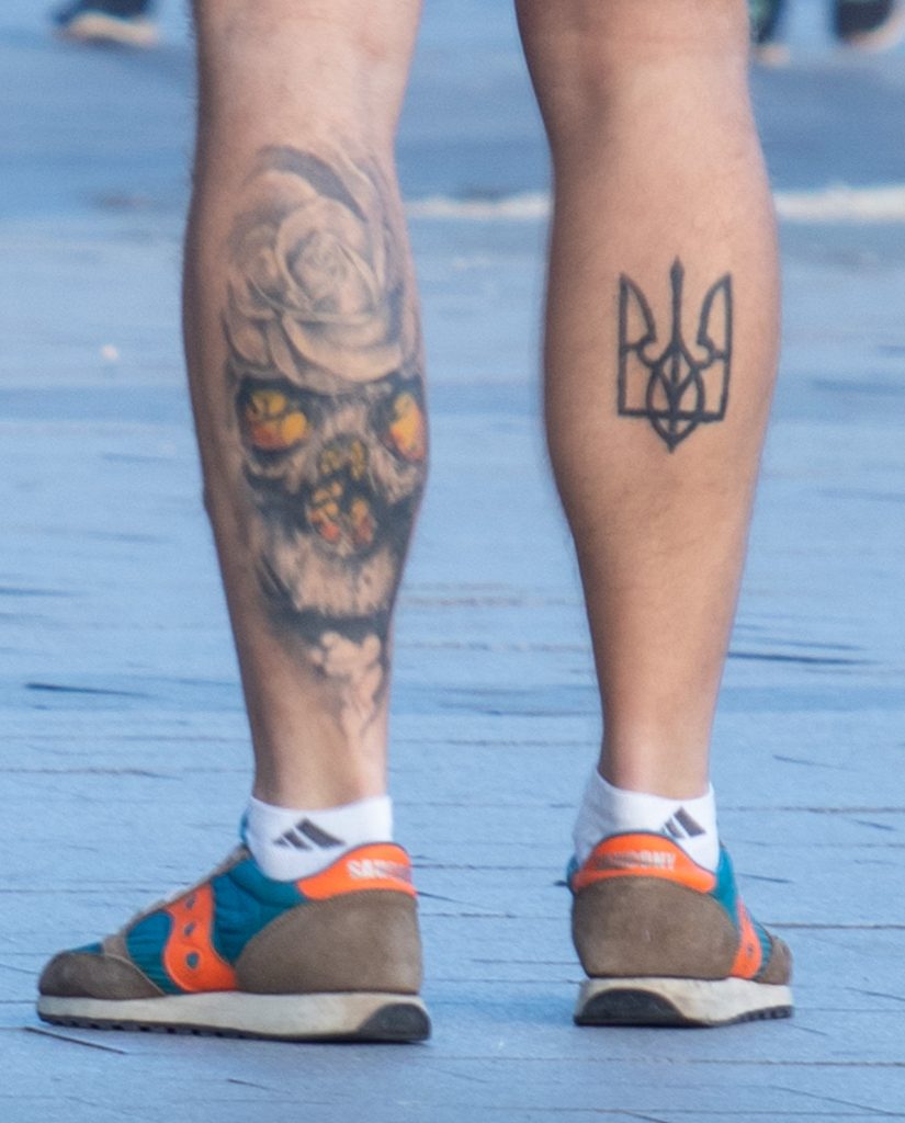 Фото тату на ногах парня с черепом и трезубцем – гербом Украины - Уличная татуировка (Street tattoo) 05052020 – tatufoto.com 2