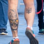 Фото тату на ногах парня с черепом и трезубцем – гербом Украины - Уличная татуировка (Street tattoo) 05052020 – tatufoto.com 5