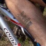 Фото тату с иероглифами на левой ноге мужчины – 09.05.2020 - Уличная татуировка (Street tattoo) – tatufoto.com 2