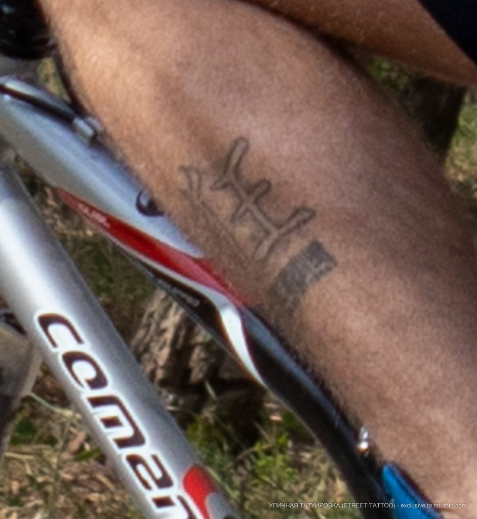 Фото тату с иероглифами на левой ноге мужчины – 09.05.2020 - Уличная татуировка (Street tattoo) – tatufoto.com 2