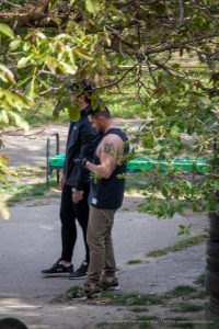 Фото татуировки дракона на плече мужчины. Татуировка выполнена в черно-серых тонах, с детальной проработкой чешуи и крыльев дракона.