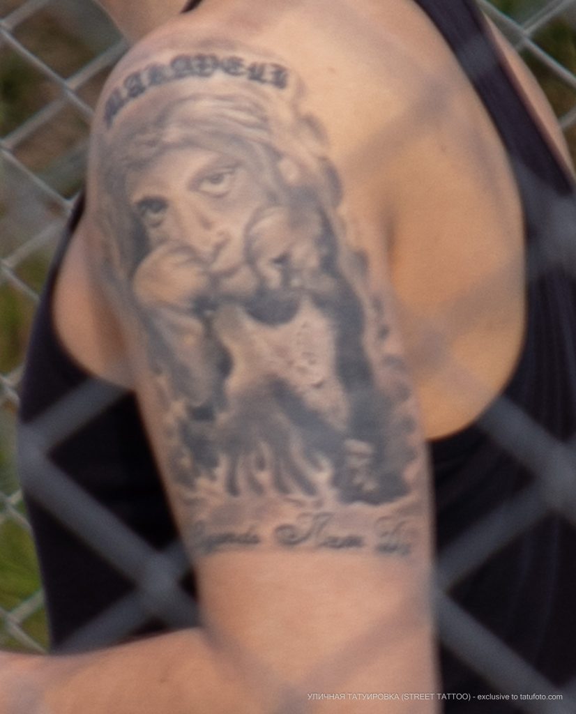 Фото тату с портретом на левом плече парня – 09.05.2020 - Уличная татуировка (Street tattoo) – tatufoto.com 4