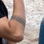 Фото тату с узором маори на руке у мужчины – 09.05.2020 - Уличная татуировка (Street tattoo) – tatufoto.com 2