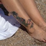 Фото татуировки внизу ноги девушки с цветком розы – 09.05.2020 - Уличная татуировка (Street tattoo) – tatufoto.com 3