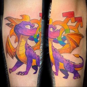 Фото тату: радужный дракон Spyro из видеоигры, выполненный в ярких цветах. Забавный и ностальгический рисунок татуировки.