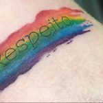 Фото тату: радужная надпись "Respeito" (Уважение) на руке. Яркий и символичный эскиз, выражающий поддержку равенства.
