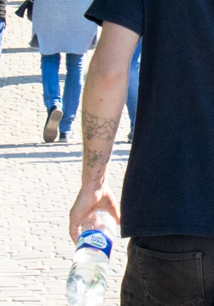 Фото татуировки линиями на левой руке парня - Уличная татуировка (Street tattoo) № 03 – 11.05.2020 для tatufoto.com 1