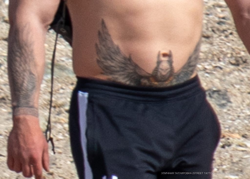 Фото татуировки с египетским богом внизу живота и крыло на руке у парня – 09.05.2020 - Уличная татуировка (Street tattoo) – tatufoto.com 3