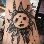 Фото татуировки с солнцем 02.05.2020 №019 -sun tattoo- tatufoto.com