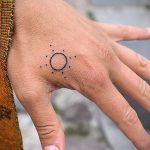 Фото татуировки с солнцем 02.05.2020 №046 -sun tattoo- tatufoto.com