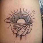 Фото татуировки с солнцем 02.05.2020 №049 -sun tattoo- tatufoto.com