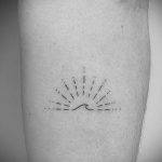 Фото татуировки с солнцем 02.05.2020 №053 -sun tattoo- tatufoto.com