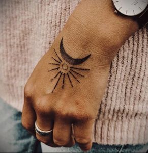 Фото тату на руке: солнце и луна в стиле dotwork, черные точки, минималистичный дизайн, нежный рисунок, женственная татуировка.