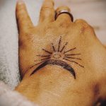 Фото татуировки с солнцем 02.05.2020 №064 -sun tattoo- tatufoto.com