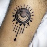 Фото татуировки с солнцем 02.05.2020 №067 -sun tattoo- tatufoto.com