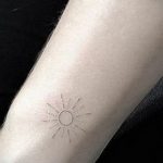 Фото татуировки с солнцем 02.05.2020 №074 -sun tattoo- tatufoto.com