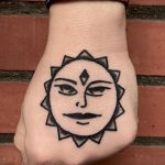Фото татуировки с солнцем 02.05.2020 №083 -sun tattoo- tatufoto.com