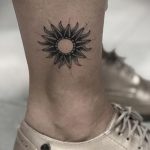 Фото татуировки с солнцем 02.05.2020 №087 -sun tattoo- tatufoto.com