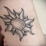 Фото татуировки с солнцем 02.05.2020 №092 -sun tattoo- tatufoto.com