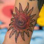 Фото татуировки с солнцем 02.05.2020 №100 -sun tattoo- tatufoto.com