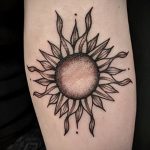 Фото татуировки с солнцем 02.05.2020 №111 -sun tattoo- tatufoto.com