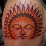 Фото татуировки с солнцем 02.05.2020 №112 -sun tattoo- tatufoto.com