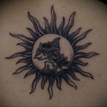 Фото татуировки с солнцем 02.05.2020 №117 -sun tattoo- tatufoto.com