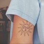 Фото татуировки с солнцем 02.05.2020 №125 -sun tattoo- tatufoto.com