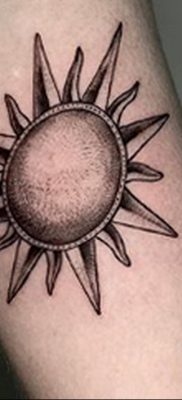 Фото татуировки с солнцем 02.05.2020 №127 -sun tattoo- tatufoto.com