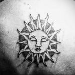 Фото татуировки с солнцем 02.05.2020 №135 -sun tattoo- tatufoto.com