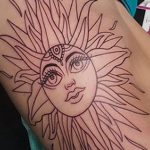 Фото татуировки с солнцем 02.05.2020 №142 -sun tattoo- tatufoto.com