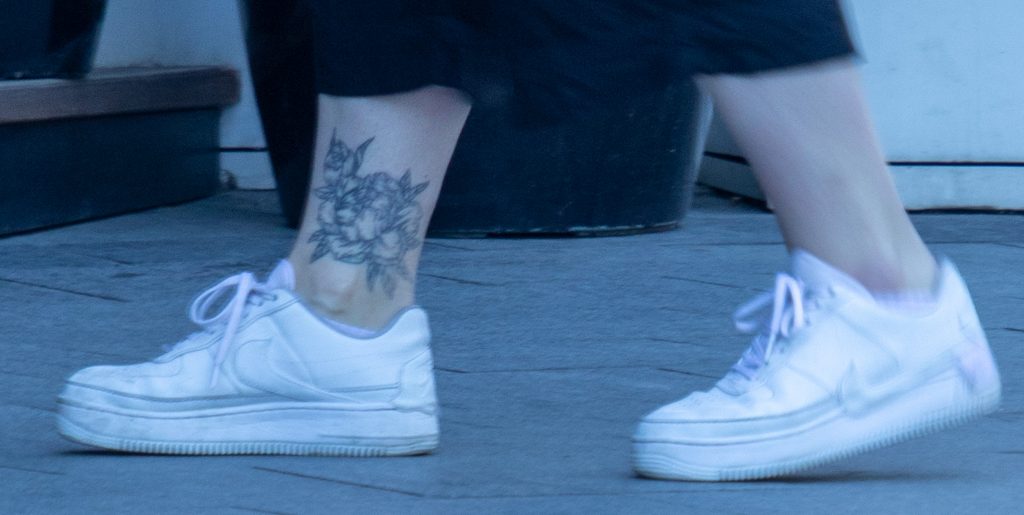 Фото татуировки с хризантемой контуром в нижней части ноги девушки – Уличная татуировка (Street tattoo) 05052020 – tatufoto.com 4