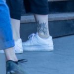 Фото татуировки с хризантемой контуром в нижней части ноги девушки – Уличная татуировка (Street tattoo) 05052020 – tatufoto.com 5