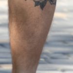 Фото татуировки с черепом в кепке рядом с кастетом и розами на икре парня – 09.05.2020 - Уличная татуировка (Street tattoo) – tatufoto.com 2