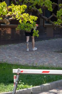Фото тату на икре мужчины: детализированный рисунок, частично скрытый шортами. Сложная композиция, темные тона.