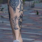 Фото хендпоук тату на ноге парня с коброй и приведением – 09.05.2020 - Уличная татуировка (Street tattoo) – tatufoto.com 5