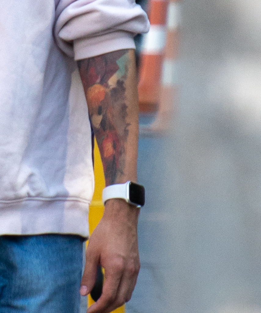 Цветные тату на руке парня на тему манга или хентай – рисунок девушки и тени ребенка - Уличная татуировка (Street tattoo) № 03 – 11.05.2020 для tatufoto.com 2